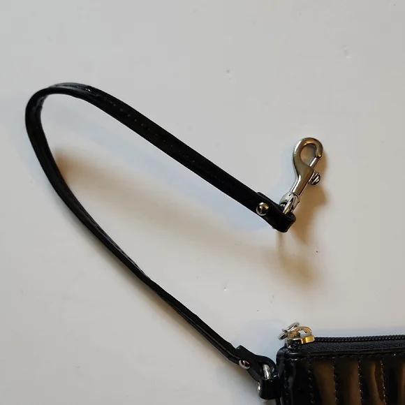 Coach Poppy Liquid Gloss Quilted Wristlet. - Picture 4 of 12
